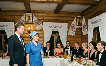 Lekcija da ne sudimo po izgledu: šta se desilo kada milioner odveo svoju sobaricu na poslovni sastanak