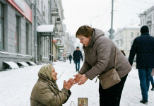 Nakon što je dobila novu poziciju nakon razvoda, mlada žena je svako jutro ubacivala kovanice u kutiju siromašne prosjakinje. No, jednog dana, kada se sagnula da stavi novac, starica ju je čvrsto uhvatila za zglob: „Bila si dobra prema meni, dozvoli mi da te spasem. Ne vraćaj se danas u svoj stan, rezerviši sobu u hotelu, a sutra ću ti nešto POKAZATI…“ 😲😲😲