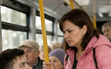 U autobusu je žena sa dvoje dece napravila skandal i zahtevala da joj mladi momak ustupi svoje mesto, ali je odjednom momak uradio nešto od čega su svi putnici zanemeli😨😢