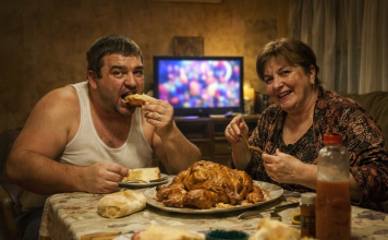 Ušla sam bez zvonjenja – imam ključ za stan koji smo kupili s njenim ocem. Očekivala sam da zateknem svoju kćerku kako se odmara, jer je zvučala iscrpljeno na telefonu. Umjesto toga, prizor me je onesposobio 😱😨