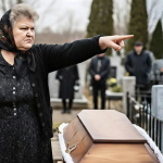 Tokom sahrane mog dvomjesečnog sina, svekrva je rekla da se sve desilo zbog mene, a u odgovoru je moja starija kćerka iznenada šapnula: “Mama, mogu li ti reći šta je baka radila s bratom?” 😨😱