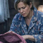 Majka pronalazi ogromnu sumu novca u rancu svoje 9-godišnje ćerke, iako porodica živi u ekstremnoj siromaštini: sledećeg dana odlučuje da prati dete, a istina koja se otkriva šokira ženu 😱🫣