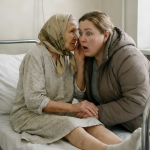 Moj muž je ležao u bolnici sa slomljenom nogom, a u susjednoj sobi bila je starija žena sa istom povredom. Postalo mi je žao nje, pa sam počela donositi hranu tri puta dnevno 😢 Prije otpusta, starica me iznenada uhvatila za ruku i tiho mi šapnula nešto što me šokiralo 😨😱