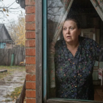 Ostala sama nakon smrti muža, Kira je svako jutro nalazila svježe namirnice na pragu, a odlučivši jednog dana da prati, OSTALA JE BEZ RIJEČI od onoga što je vidjela… 😲😲😲