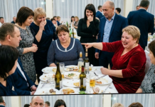 Šta, NEUSPIJEŠNA, bila si najbolja u razredu, a gdje si sada? – smijali su se školski prijatelji na susretu nakon 30 godina… A za minut, svi su ostali zapanjeni… 😲😲😲