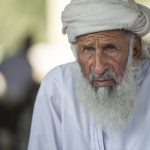 “Kad ti sin odraste, ponašaj se prema njemu ovako i biće uz tebe u starosti”: 4 mudra arapska saveta koja će vezati decu za vas