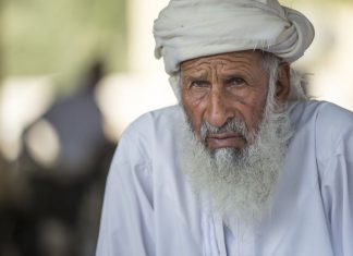 “Kad ti sin odraste, ponašaj se prema njemu ovako i biće uz tebe u starosti”: 4 mudra arapska saveta koja će vezati decu za vas