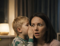 Navečer me moj petogodišnji sin zagrlio i šapnuo mi na uho: „Kad si na poslu, odande izađe neka teta i ona i tata se igraju bolnice“, — pokazao je …🤦♀️