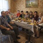 Moj muž je odlučio proslaviti rođendan kod nas doma i pozvao svu svoju rodbinu: svekrva sa mužem kritizirala je mene i moju hranu cijelu večer, ali u jednom trenutku moje strpljenje je jednostavno puklo 😢🤔