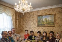 Moj muž je odlučio proslaviti rođendan kod nas doma i pozvao svu svoju rodbinu: svekrva sa mužem kritizirala je mene i moju hranu cijelu večer, ali u jednom trenutku moje strpljenje je jednostavno puklo 😢🤔