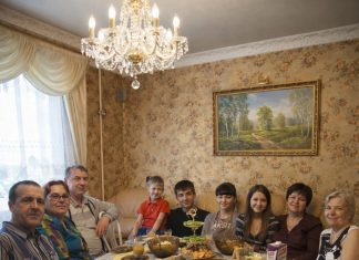 Moj muž je odlučio proslaviti rođendan kod nas doma i pozvao svu svoju rodbinu: svekrva sa mužem kritizirala je mene i moju hranu cijelu večer, ali u jednom trenutku moje strpljenje je jednostavno puklo 😢🤔