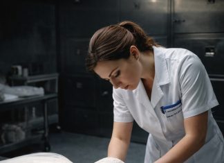 Mlada je preminula usred svadbe i odvezli su je u mrtvačnicu, ali je medicinska sestra primetila nešto čudno: mlada je imala rumene obraze, kao živa, i srce joj je kucalo 😱 Dalje se dogodilo nešto što je sve zgranulo 😯