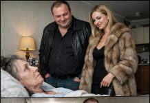 Ljekari su rekli da nema nade, a muž je doveo novu domaćicu, počinjući da se priprema za sahranu žene, kada je iznenada čuo kucanje na vratima… 😲😲😲