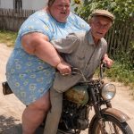 Svi u selu su bili šokirani kada je 70-godišnjak na starom motoru doveo kući ženu četrdeset godina mlađu od njega i svima je predstavio kao svoju suprugu 😨 Ali već nekoliko dana kasnije dogodilo se nešto što je opet šokiralo 😲😢