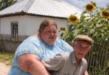 Svi u selu su bili šokirani kada je 70-godišnjak na starom motoru doveo kući ženu četrdeset godina mlađu od njega i svima je predstavio kao svoju suprugu 😨 Ali već nekoliko dana kasnije dogodilo se nešto što je opet šokiralo 😲😢