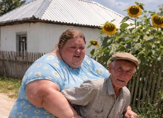 Svi u selu su bili šokirani kada je 70-godišnjak na starom motoru doveo kući ženu četrdeset godina mlađu od njega i svima je predstavio kao svoju suprugu 😨 Ali već nekoliko dana kasnije dogodilo se nešto što je opet šokiralo 😲😢