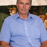 Otac nas je, moje sestre i mene, napustio kad mi je bilo dvanaest godina, otišao je drugoj ženi s djetetom i živio cijeli život s njima 😕🤔. Kad je ostarijo, njegova posvojena kći ga je izbacila, i jednog dana se odjednom pojavio na našem pragu.