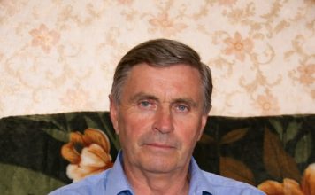 Otac nas je, moje sestre i mene, napustio kad mi je bilo dvanaest godina, otišao je drugoj ženi s djetetom i živio cijeli život s njima 😕🤔. Kad je ostarijo, njegova posvojena kći ga je izbacila, i jednog dana se odjednom pojavio na našem pragu.