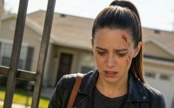 Dok sam izlazila iz kuće svojih svekra i svekrve bez ičega, moj svekar mi je pružio crnu plastičnu kesu i rekao: „Baci ovo usput.“ Ali kada sam je otvorila kod kapije… ruke su mi počele da drhte.