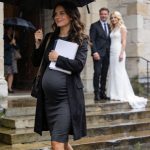 Pojavila se da finalizuje razvod u osmom mesecu trudnoće… a zatim je stajala i posmatrala kako njen muž istog dana oženi svoju ljubavnicu, smešeći se kao da više nema šta da izgubi. Ono što on nije shvatio bilo je da ona odlazi sa tajnom dovoljno snažnom da uništi sve za šta je verovao da je dobio