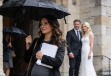 Pojavila se da finalizuje razvod u osmom mesecu trudnoće… a zatim je stajala i posmatrala kako njen muž istog dana oženi svoju ljubavnicu, smešeći se kao da više nema šta da izgubi. Ono što on nije shvatio bilo je da ona odlazi sa tajnom dovoljno snažnom da uništi sve za šta je verovao da je dobio