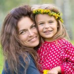 Rodila sam bliznakinje, ali samo jedna je preživela: 6 godina kasnije ćerkina slika sa školskom drugaricom otkriva mračnu tajnu koju su od mene krili najbliži