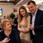 Bivši muž je došao na moj jubilej da me ponizi pred svim gostima i da se pohvali svojom mladom zaručnicom, ali čim je ugledao mog posebnog gosta, odmah se izvinio i doslovno pobegao sa zabave 😲🤔