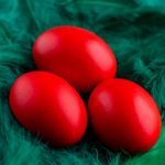 Ruskinje posebnim tehnikama farbaju jaja: Ovako se može postići intenzivna crvena, duboka boja koja ne bledi