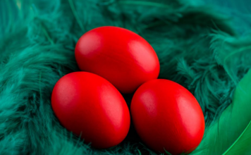 Ruskinje posebnim tehnikama farbaju jaja: Ovako se može postići intenzivna crvena, duboka boja koja ne bledi