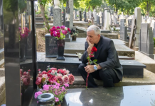 Čuveni moćnik sahranio 2 ćerke i svaki vikend provodio je na njihovom grobu sve dok mu mala prosjakinja nije priša i rekla: “Ja ih viđam u mojoj ulici”