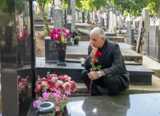 Čuveni moćnik sahranio 2 ćerke i svaki vikend provodio je na njihovom grobu sve dok mu mala prosjakinja nije priša i rekla: “Ja ih viđam u mojoj ulici”