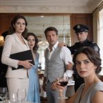 Moj muž mi je napisao: „Zapeo sam na poslu, sretna druga godišnjica, ljubavi“; a ipak sam ga vidjela samo dva stola dalje… kako ljubi drugu ženu kao da naš brak nikada nije postojao.