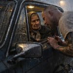 Starica je na ulici pokupila bivšeg zatvorenika s ogromnom torbom u jakom pljusku, ne sluteći ni što će joj se dogoditi za samo pola sata 😱😲