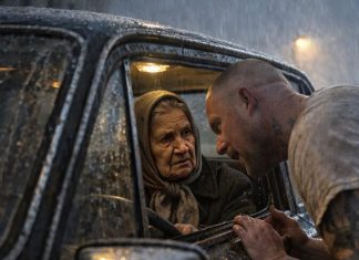 Starica je na ulici pokupila bivšeg zatvorenika s ogromnom torbom u jakom pljusku, ne sluteći ni što će joj se dogoditi za samo pola sata 😱😲