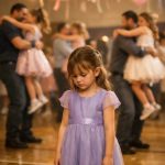 Školarci su se smijali sedmogodišnjoj djevojčici samo zato što njen tata nije mogao doći na noć tate i kćeri 😢 Dok su druga djeca plesala s tatama, ona je stajala sama nasred plesnog podija i čekala… a onda se dogodilo nešto nezamislivo 😲