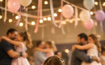 Školarci su se smijali sedmogodišnjoj djevojčici samo zato što njen tata nije mogao doći na noć tate i kćeri 😢 Dok su druga djeca plesala s tatama, ona je stajala sama nasred plesnog podija i čekala… a onda se dogodilo nešto nezamislivo 😲