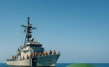 Mornari su usred oceana otkrili ogromnu zelenu metalnu kuglu: kada su izvukli nalaz iz vode, ostali su u šoku kada su shvatili što je to 😱