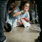 Kada Je Moj Muž Umro, Moji Roditelji Su Me Ignorirali—Zatim Su Se Vratili Po Polovicu Nasljedstva Dok Im Moja Kći Nije Predala Istinu