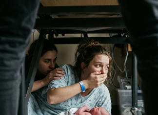 Kada Je Moj Muž Umro, Moji Roditelji Su Me Ignorirali—Zatim Su Se Vratili Po Polovicu Nasljedstva Dok Im Moja Kći Nije Predala Istinu