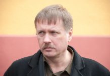 Ivan je živeo na selu i svake noći u 3:17 svetlo se palilo samo: Kad je na kameri video šta se dešava, skamenio se