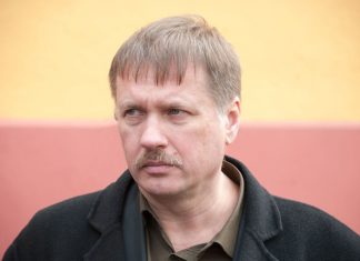 Ivan je živeo na selu i svake noći u 3:17 svetlo se palilo samo: Kad je na kameri video šta se dešava, skamenio se