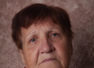 Moj sin me odveo u psihijatrijsku kliniku, nadajući se da će brzo preuzeti nasljedstvo. Ali uspio sam nagovoriti medicinsku sestru da mi da telefon i napravio sam samo jedan poziv. Već sljedeći dan, taj gad gorko je požalio zbog svog postupka 😐