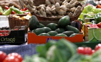 Lista „Prljavih 12“ za 2025: Koje voće i povrće zahtijeva dodatni oprez pri kupovini i pripremi