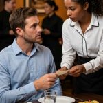 MILIONER SE PRERUŠIO U SIROMAHA DA BI TESTIRAO SVOJ POSAO, A KONOBARICA MU JE DALA OČAJNU PORUKU: “POMOGNI MI, MOJ ŠEF ME PRETIŠE”, NE ZNAJUĆI DA JE TAJ STRANAC USTVARI VLASNIK SVEGA