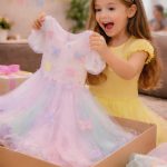 Kada su roditelji mog supruga mojoj kćeri za rođendan poklonili haljinu, ona je od sreće poskočila. No na trenutak joj se osmijeh sledio kada je primijetila nešto na haljini… U tom trenutku ruke su mi počele drhtati.