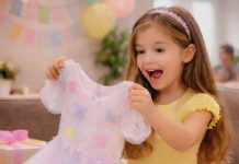 Kada su roditelji mog supruga mojoj kćeri za rođendan poklonili haljinu, ona je od sreće poskočila. No na trenutak joj se osmijeh sledio kada je primijetila nešto na haljini… U tom trenutku ruke su mi počele drhtati.