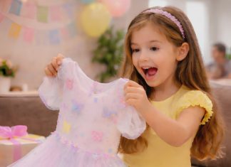 Kada su roditelji mog supruga mojoj kćeri za rođendan poklonili haljinu, ona je od sreće poskočila. No na trenutak joj se osmijeh sledio kada je primijetila nešto na haljini… U tom trenutku ruke su mi počele drhtati.