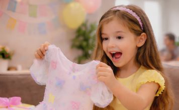 Kada su roditelji mog supruga mojoj kćeri za rođendan poklonili haljinu, ona je od sreće poskočila. No na trenutak joj se osmijeh sledio kada je primijetila nešto na haljini… U tom trenutku ruke su mi počele drhtati.