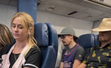 U avionu je jedan mladi muškarac stavio svoju prljavu i užasno smrdljivu nogu pravo na moje sjedište. Nekoliko puta sam ga zamolila da je skloni, ali sam na kraju shvatila da lijep način ne razumije, pa sam odlučila da mu dam ozbiljnu lekciju 😨😲