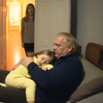 Svaku noć moj muž je išao spavati u sobu naše kćeri: u početku nisam obraćala pažnju na to, ali jednog dana sam odlučila sakriti kameru u njenoj sobi, a kada sam gledala snimak, skoro sam se onesvijestila od užasa 😲😱